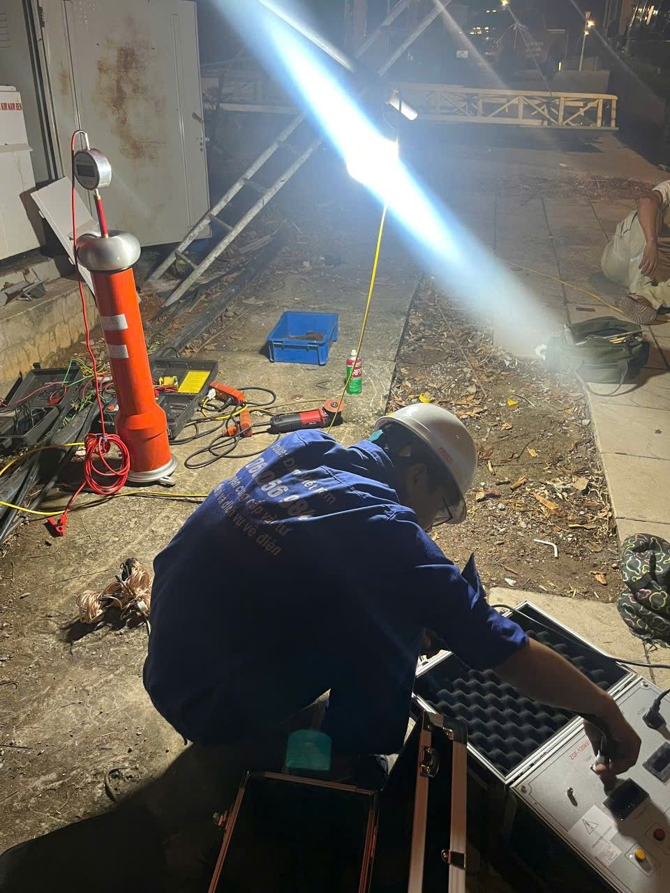 Phố lên đèn là ae lên đồ - Thí nghiệm, kiểm định điện 👉0966 056 984