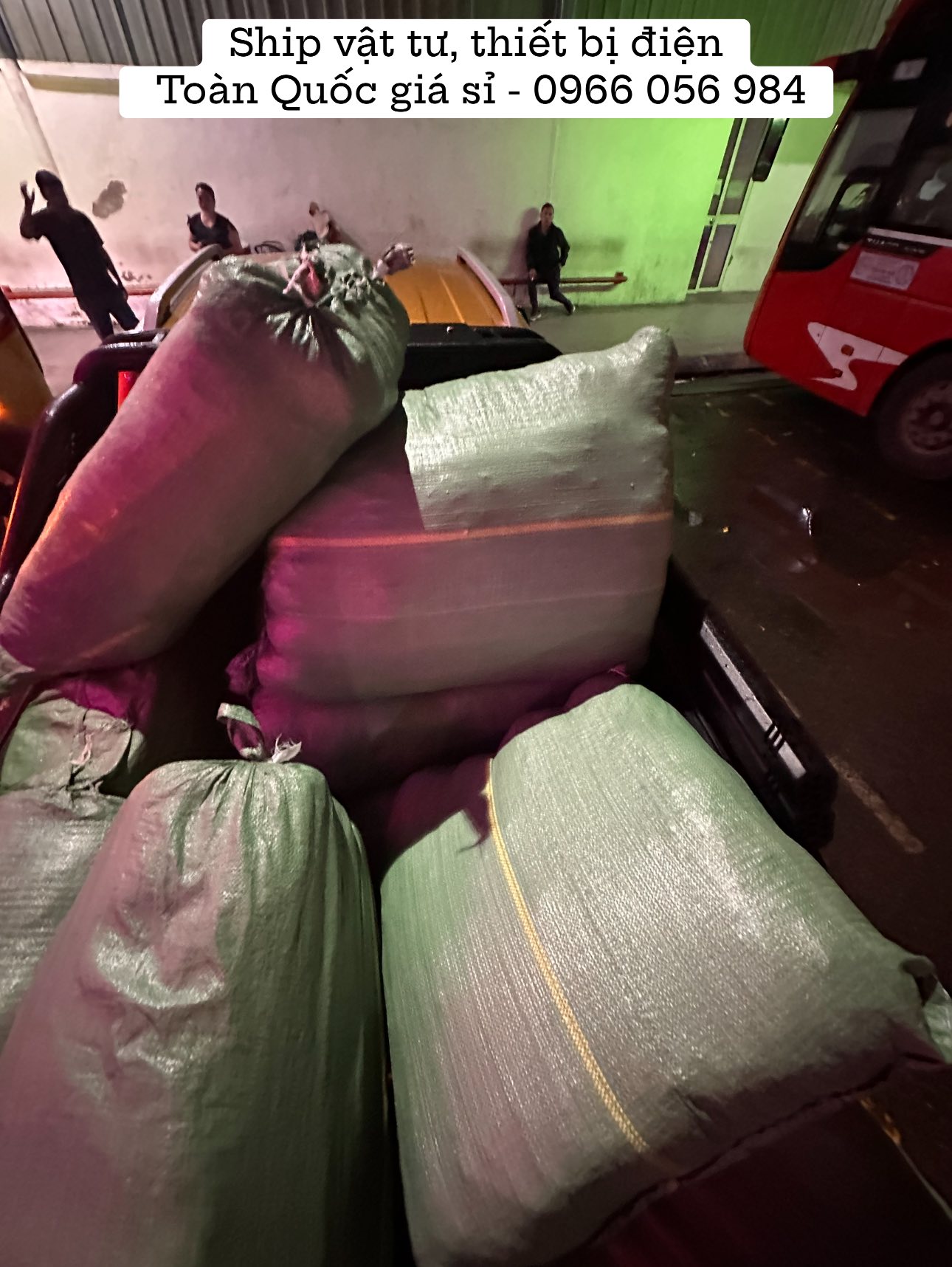 Lên đường phục vụ bà con ngày mưa gió - Ship vật tư, thiết bị điện Toàn Quốc giá sỉ 👉0966 056 984